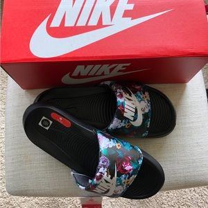 New With Tags - Nike Victori One Slides - Pretty Floral Print